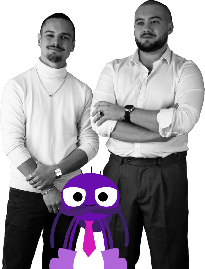 Geoffrey Sorel et Alexandre Monczuk, co-gérants de l’Agence Le Fil, avec Phil, la mascotte de l’agence