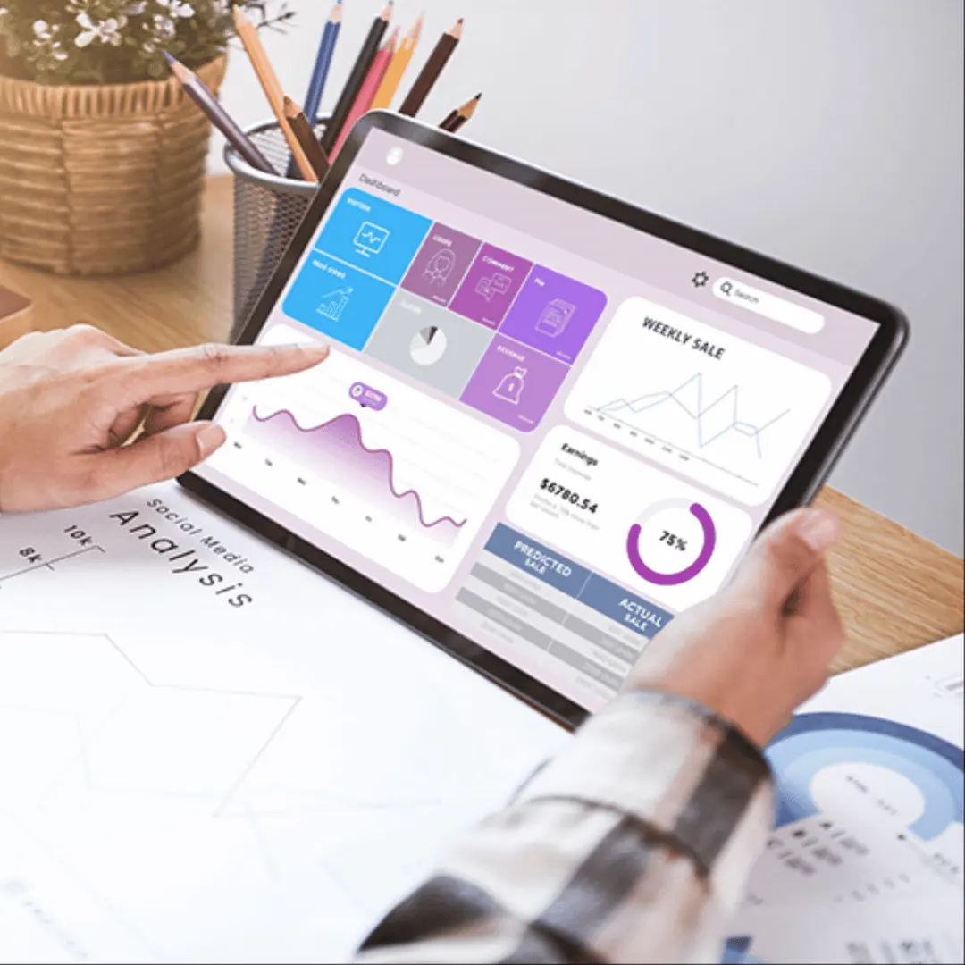 Mains analysant des graphiques de stratégie sur une tablette