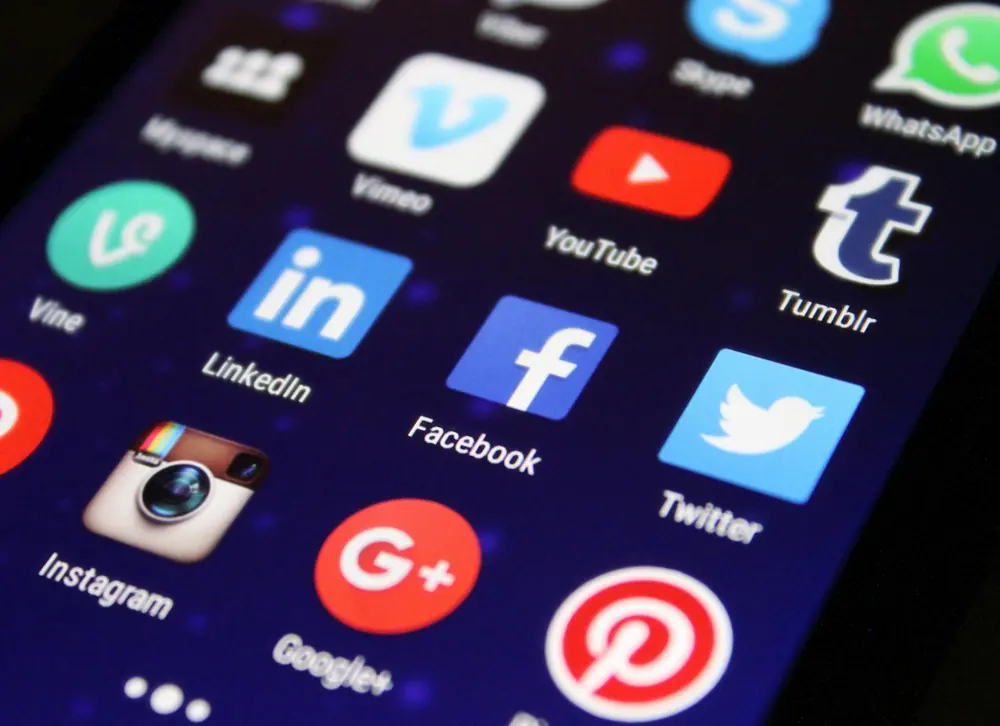 Écran de smartphone avec les applications des réseaux sociaux