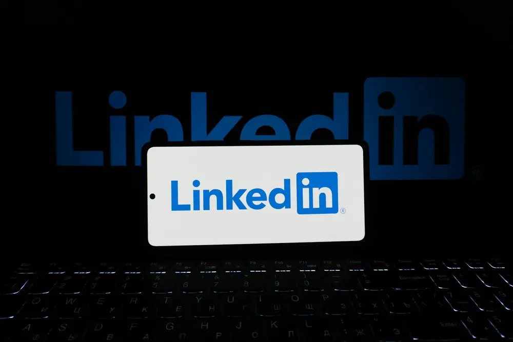 Smartphone affichant le logo LinkedIn devant un clavier