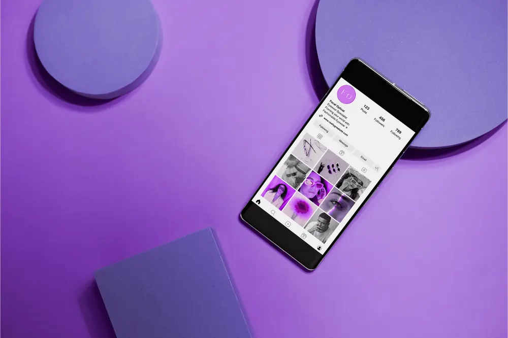Smartphone affichant des visuels sur un décor violet